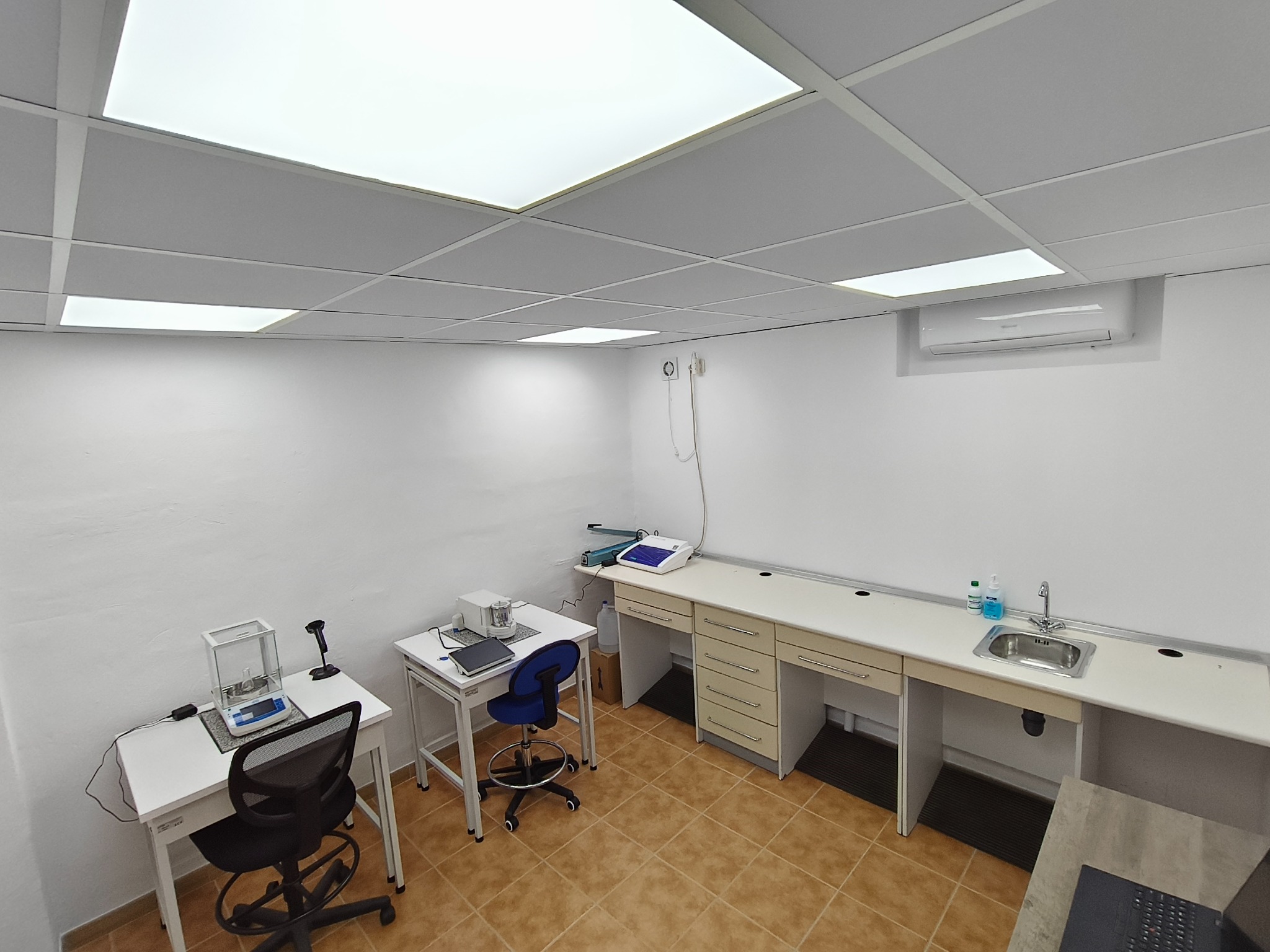 Puestos de trabajo del laboratorio de calibración de pipetas